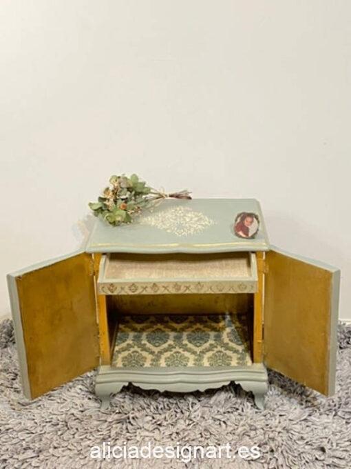 Mesita vintage Fory decorada con stencil adamascado en relieve, por Un Toque Vintage - Taller de decoración de muebles antiguos Madrid. Muebles de colores, productos y cursos.