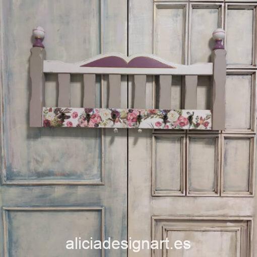 Conjunto cabecero y perchero Sueños Rosas decorado estilo Shabby Chic, por JH Decor - Taller de decoración de muebles antiguos Madrid. Muebles de colores, productos y cursos.
