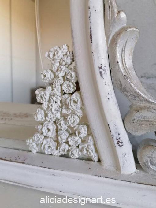 Cómoda y espejo antiguo decorados estilo shabby, por Pintando Sueños - Taller de decoración de muebles antiguos Madrid. Muebles de colores, productos y cursos.