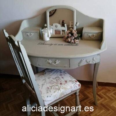 Conjunto tocador y silla antiguos decorado por Restaurarte y Más - Taller de decoración de muebles antiguos Madrid. Muebles de colores, productos y cursos.