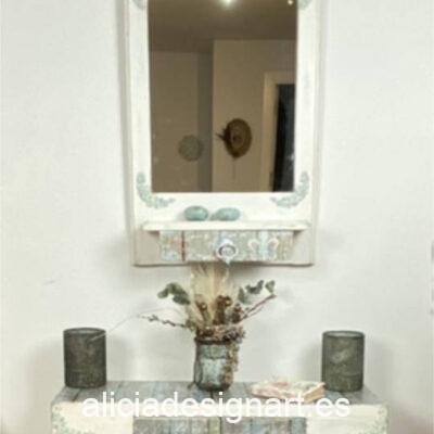 Recibidor antiguo con espejo decorado estilo romántico, por Un Toque Vintage - Taller de decoración de muebles antiguos Madrid. Muebles de colores, productos y cursos.