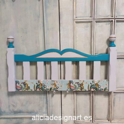 Conjunto cabecero y perchero Sueño de Alicia decorado estilo Shabby Chic, por JH Decor - Taller de decoración de muebles antiguos Madrid. Muebles de colores, productos y cursos.