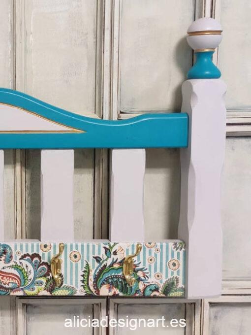 Conjunto cabecero y perchero Sueño de Alicia decorado estilo Shabby Chic, por JH Decor - Taller de decoración de muebles antiguos Madrid. Muebles de colores, productos y cursos.