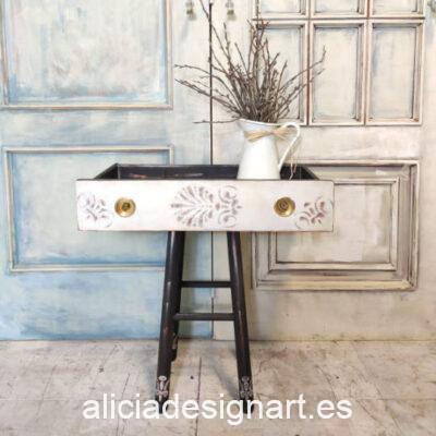 Mesita auxiliar Luces y Sombras decorada en tonos blanco y negro, por JH Decor - Taller de decoración de muebles antiguos Madrid. Muebles de colores, productos y cursos.