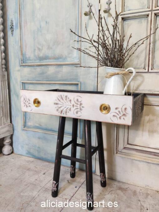 Mesita auxiliar Luces y Sombras decorada en tonos blanco y negro, por JH Decor - Taller de decoración de muebles antiguos Madrid. Muebles de colores, productos y cursos.