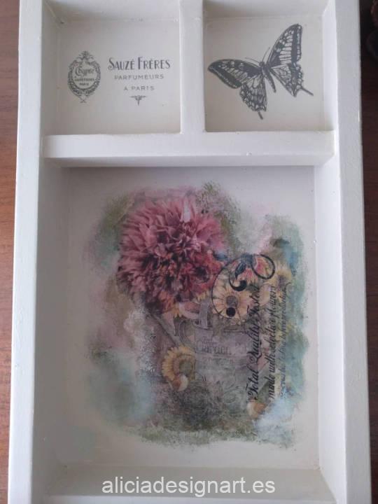 Caja antigua de madera con espejo abatible, decorada por Restaurarte y Más - Taller de decoración de muebles antiguos Madrid. Muebles de colores, productos y cursos.