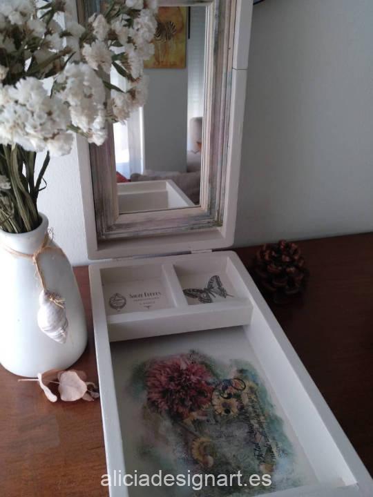 Caja antigua de madera con espejo abatible, decorada por Restaurarte y Más - Taller de decoración de muebles antiguos Madrid. Muebles de colores, productos y cursos.