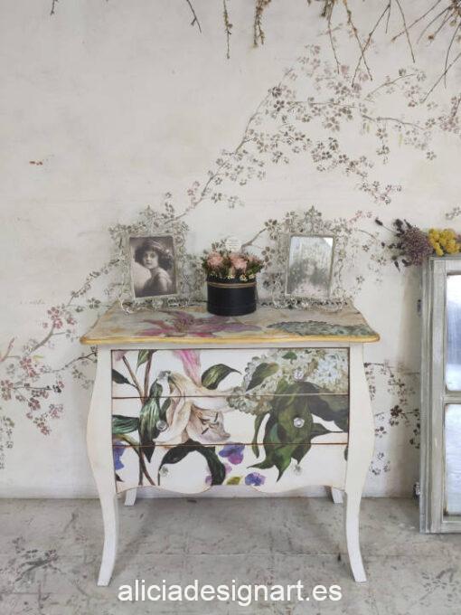 Consola antigua o cómoda bombée decorada con découpage de bonitos lirios con mucho glamour - Taller decoración de muebles antiguos Alicia Designart Madrid.