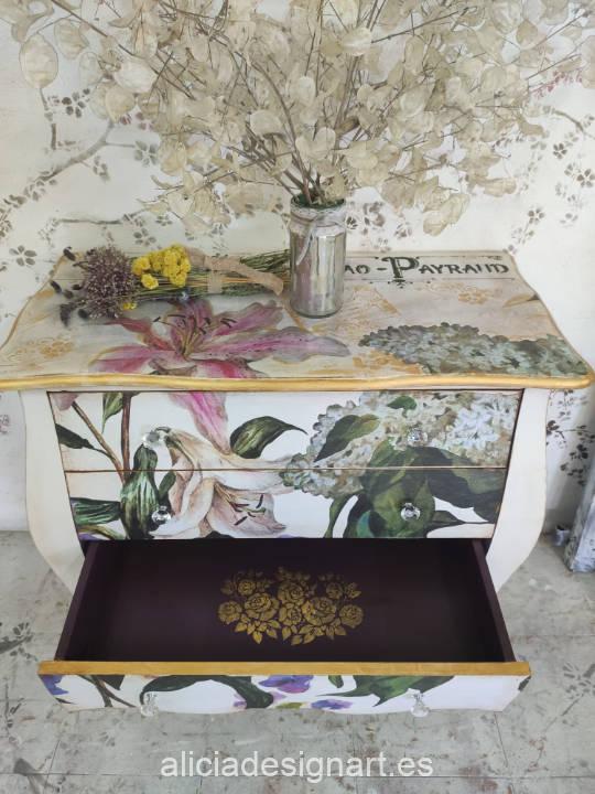 Consola antigua o cómoda bombée decorada con découpage de bonitos lirios con mucho glamour - Taller decoración de muebles antiguos Alicia Designart Madrid.