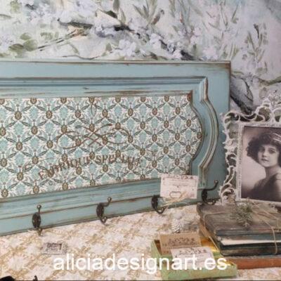 Puerta de armario reciclada en perchero y decorada con papel florentino - Taller decoración de muebles antiguos Madrid estilo Shabby Chic, Provenzal, Romántico, Nórdico