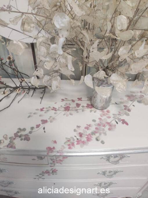 Cómoda francesa antigua "Keiko" de madera maciza decorada estilo oriental romántico con flores pintadas a mano alzada - Taller de decoración de muebles antiguos Madrid. Muebles de colores, productos y cursos.