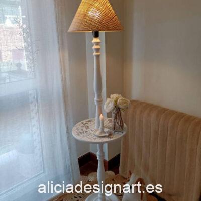 Lámpara de pie "Délicat Fleur" de madera maciza decorada por Restaurarte y Más - Taller de decoración de muebles antiguos Madrid. Muebles de colores, productos y cursos.
