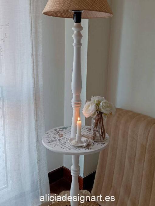 Lámpara de pie "Délicat Fleur" de madera maciza decorada por Restaurarte y Más - Taller de decoración de muebles antiguos Madrid. Muebles de colores, productos y cursos.