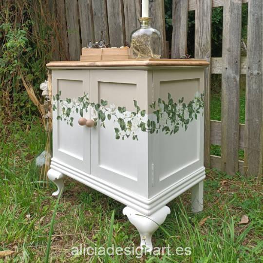 Mesita "Gardenia" de madera maciza decorada por Restaurarte y Más - Taller de decoración de muebles antiguos Madrid. Muebles de colores, productos y cursos.
