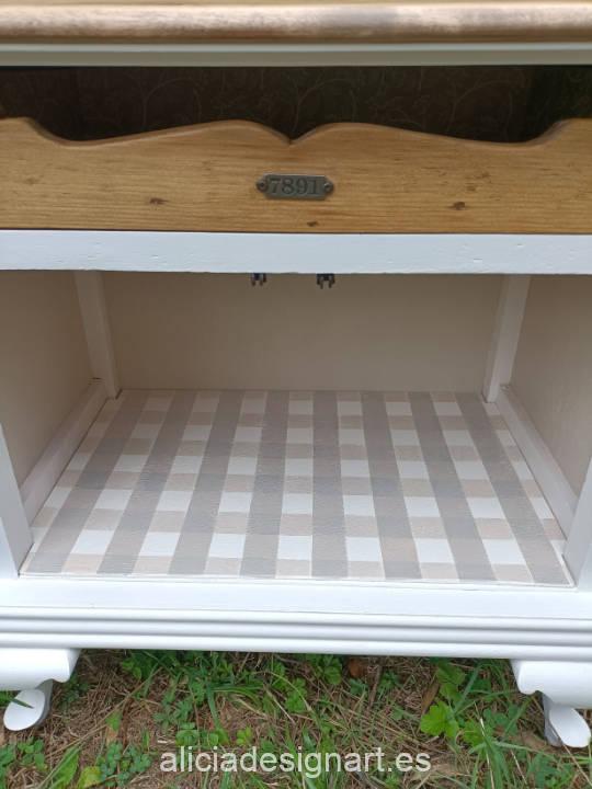 Mesita "Gardenia" de madera maciza decorada por Restaurarte y Más - Taller de decoración de muebles antiguos Madrid. Muebles de colores, productos y cursos.