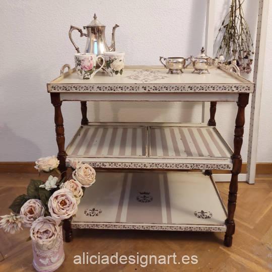 Mesita auxiliar Chateau estilo romántico, decorada por Ana y Alicia Art - Taller de decoración de muebles antiguos Alicia Designart Madrid. Muebles de colores, productos y cursos de decoración.