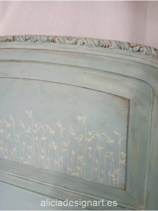 Cabeceros Provence de madera maciza de nogal decorados por Mercedes Lomas - Taller de decoración de muebles antiguos Madrid. Muebles de colores, productos y cursos.