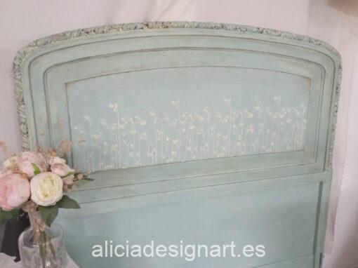 Cabeceros Provence de madera maciza de nogal decorados por Mercedes Lomas - Taller de decoración de muebles antiguos Madrid. Muebles de colores, productos y cursos.