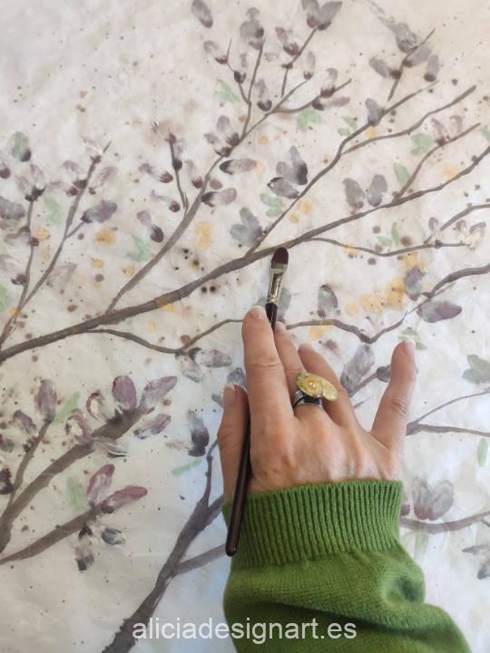 Mashu, Papel de arroz pintado a mano alzada con motivos florales inspirados en Japón, por Alicia Domínguez López - Taller de decoración de muebles antiguos y obras de arte Alicia Designart Madrid