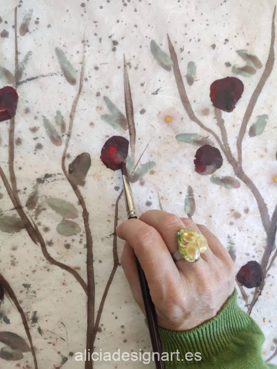 Shiretoko, Papel de arroz pintado a mano alzada con motivos florales inspirados en Japón, por Alicia Domínguez López - Taller de decoración de muebles antiguos y obras de arte Alicia Designart Madrid