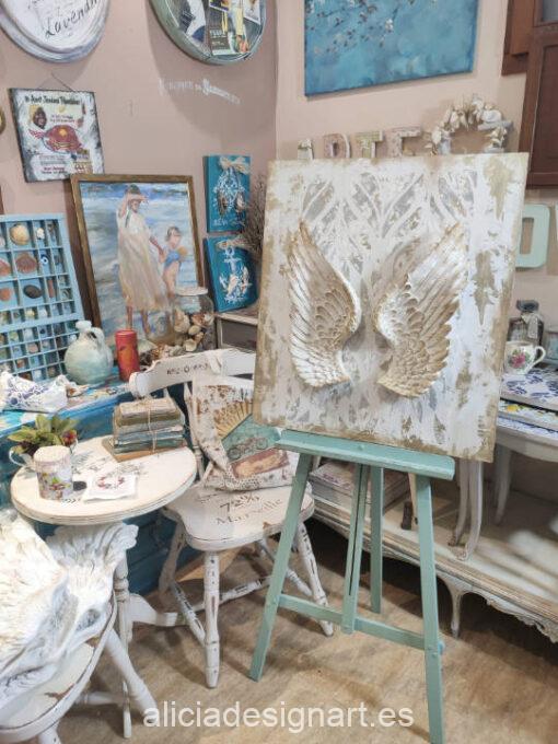 Cuadro decorativo con alas de ángel realizado a mano sobre table de madera reciclada por Alicia Domínguez López - Taller de decoración de muebles antiguos y obras de arte Alicia Designart Madrid