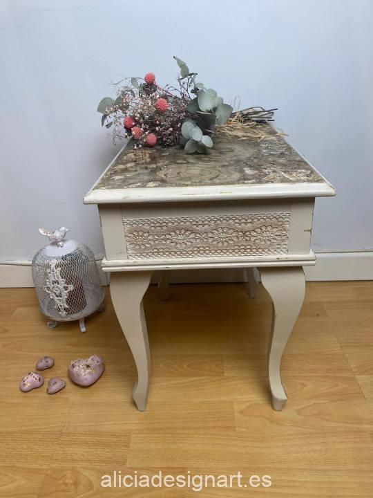Mesita costurero vintage Berta decorada con découpage y foil - Taller de decoración de muebles antiguos Alicia Designart Madrid. Muebles de colores, productos y cursos.