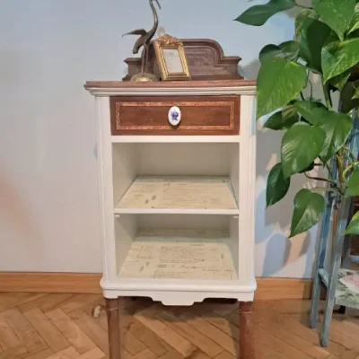 Mesita de noche vintage La Victoria decorada por La Tienda de Mayrit - Taller de decoración de muebles antiguos Alicia Designart Madrid. Muebles de colores, productos y cursos de decoración.