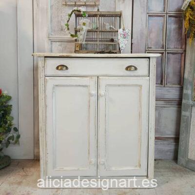Aparador Provence decorado por La Tienda de Mayrit - Alumna del taller de decoración de muebles antiguos Alicia Designart Madrid. Muebles de colores, productos y cursos de decoración.