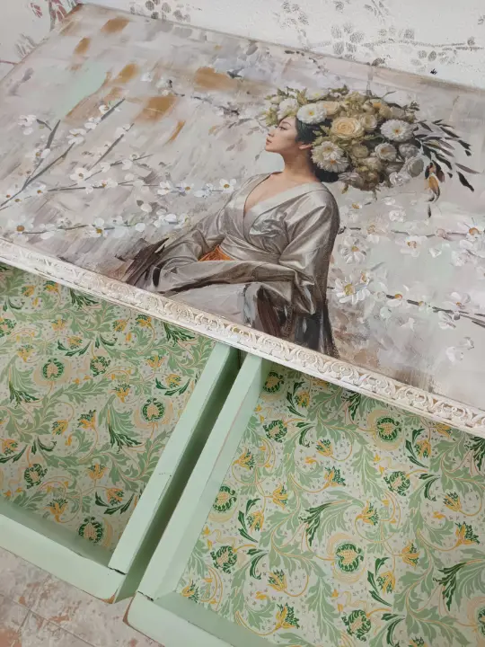 Cómoda antigua de madera maciza de nogal con 4 cajones Dama de Primavera muy elegante, decorada estilo Romántico - Creación original del Taller de decoración de muebles antiguos Alicia Designart Madrid. Muebles de colores, productos y cursos.