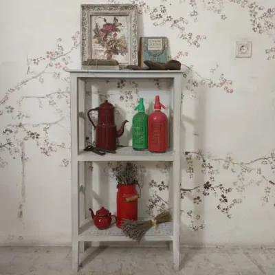 Estantería Anaïs de madera maciza decorada estilo Shabby Chic Nórdico con stencil geométrico - Taller de decoración de muebles antiguos Alicia Designart Madrid. Muebles de colores, productos y cursos.