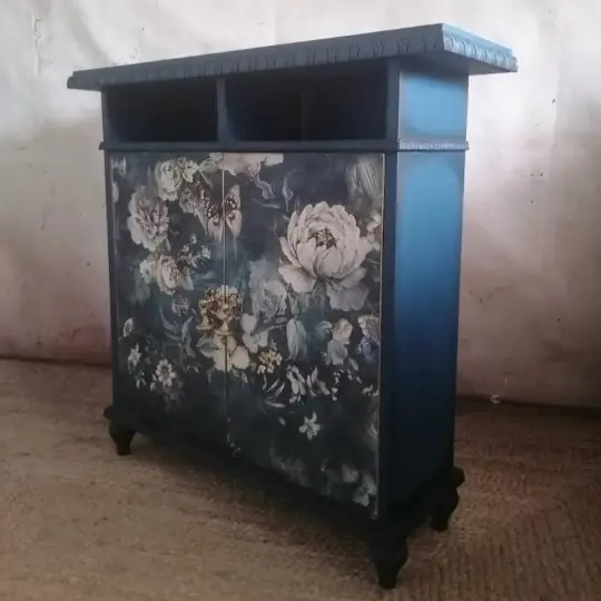 Mueble auxiliar Flowers4Ever decorado por Pintando Sueños - Alumna del Taller de decoración de muebles antiguos Alicia Designart Madrid. Muebles de colores, productos y cursos de decoración.