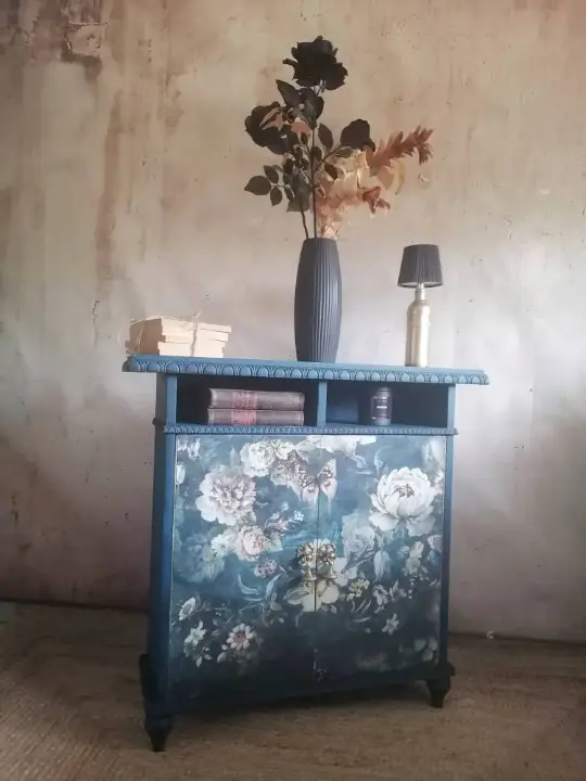 Mueble auxiliar Flowers4Ever decorado por Pintando Sueños - Alumna del Taller de decoración de muebles antiguos Alicia Designart Madrid. Muebles de colores, productos y cursos de decoración.