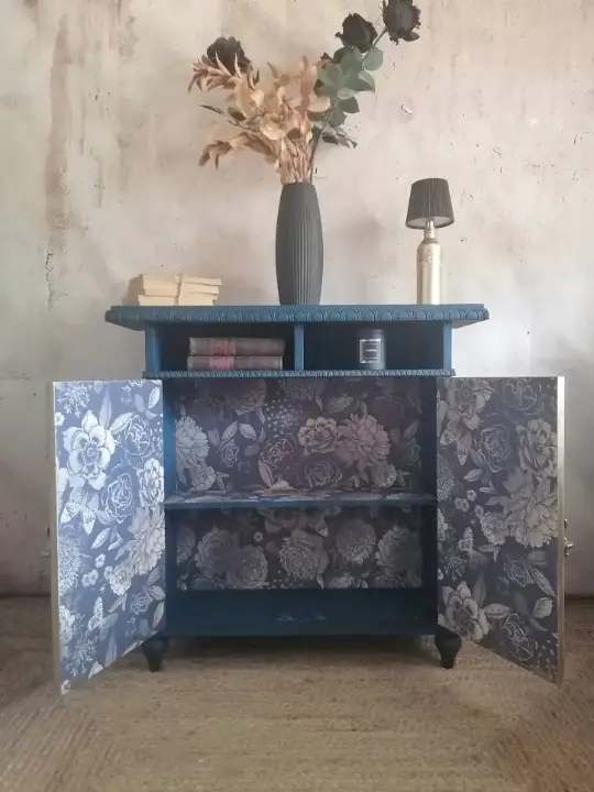Mueble auxiliar Flowers4Ever decorado por Pintando Sueños - Alumna del Taller de decoración de muebles antiguos Alicia Designart Madrid. Muebles de colores, productos y cursos de decoración.