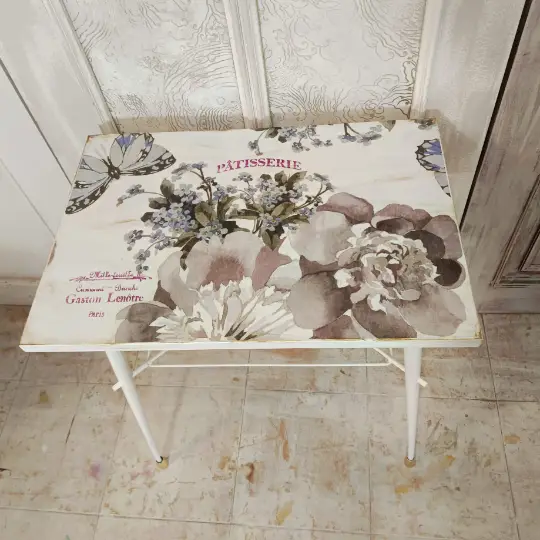 Mesita auxiliar "Bouquet Silvestre", estilo Shabby Romántico decorada con découpage - Taller de decoración de muebles antiguos Alicia Designart Madrid. Muebles de colores, productos de decoración y cursos de decoración.