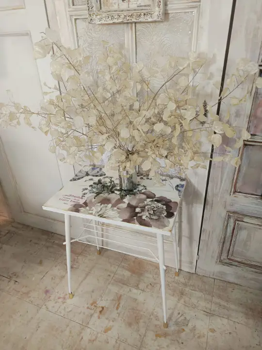 Mesita auxiliar "Bouquet Silvestre", estilo Shabby Romántico decorada con découpage - Taller de decoración de muebles antiguos Alicia Designart Madrid. Muebles de colores, productos de decoración y cursos de decoración.