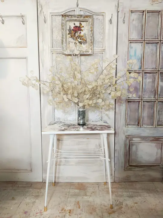 Mesita auxiliar "Bouquet Silvestre", estilo Shabby Romántico decorada con découpage - Taller de decoración de muebles antiguos Alicia Designart Madrid. Muebles de colores, productos de decoración y cursos de decoración.