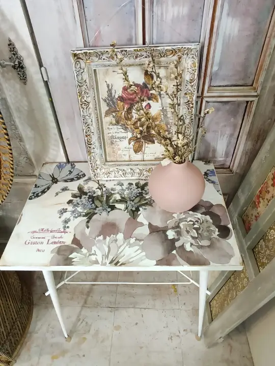 Mesita auxiliar "Bouquet Silvestre", estilo Shabby Romántico decorada con découpage - Taller de decoración de muebles antiguos Alicia Designart Madrid. Muebles de colores, productos de decoración y cursos de decoración.