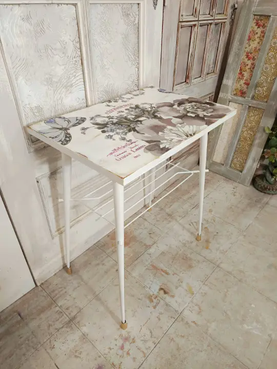 Mesita auxiliar "Bouquet Silvestre", estilo Shabby Romántico decorada con découpage - Taller de decoración de muebles antiguos Alicia Designart Madrid. Muebles de colores, productos de decoración y cursos de decoración.