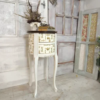 Mesita Libélula decorada por Con M de María alumna del Taller de decoración de muebles antiguos Alicia Designart Madrid. Muebles de colores, productos y cursos de decoración.