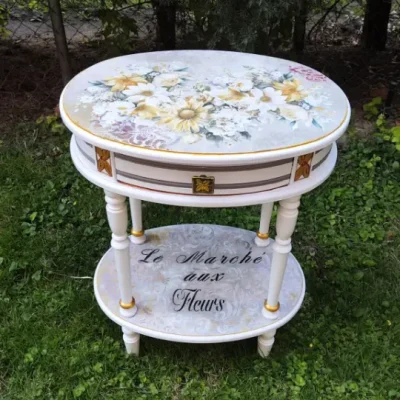 Mesita Margaritas, decorada con stencil y découpage por Mari Carmen - Alumna del taller de decoración de muebles antiguos Alicia Designart Madrid. Muebles de colores, productos y cursos de decoración de muebles.
