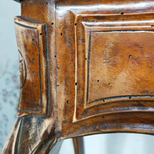 En un caso como este es aconsejable aplicar un tratamiento curativo contra la carcoma para evitar que se extienda y termine destruyendo el mueble o infestando otros en la vivienda - Taller de decoración de muebles antiguos Alicia Designart Madrid. Muebles de colores, productos y cursos.