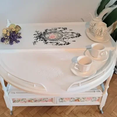 Carrito camarera Rosa de Té decorado por La Tienda de Mayrit - Alumna del Taller de decoración de muebles antiguos Alicia Designart Madrid. Muebles de colores, productos y cursos de decoración.