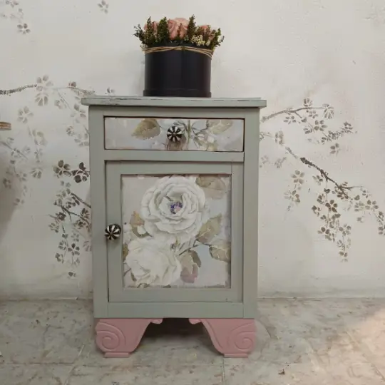 Mesita de noche "Romántica" decorada por CC Creando - Alumna del Taller de decoración de muebles antiguos Alicia Designart Madrid. Muebles de colores, productos y cursos de decoración.