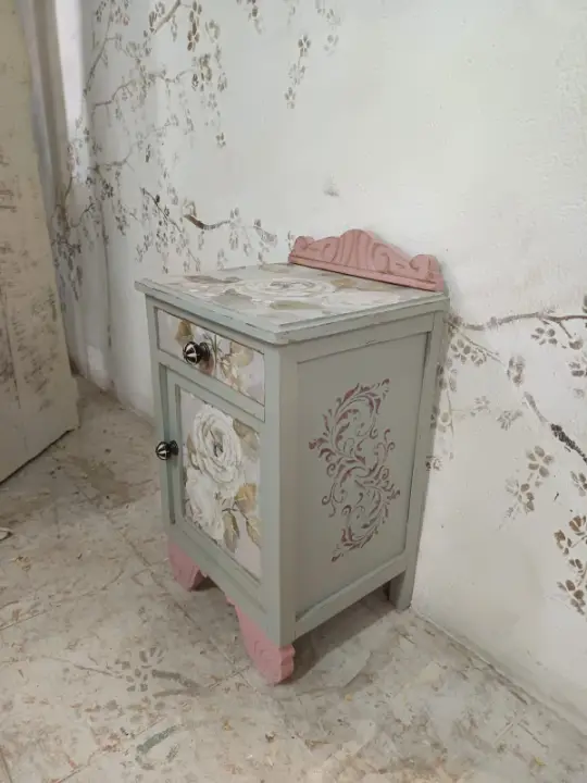 Mesita de noche "Romántica" decorada por CC Creando - Alumna del Taller de decoración de muebles antiguos Alicia Designart Madrid. Muebles de colores, productos y cursos de decoración.
