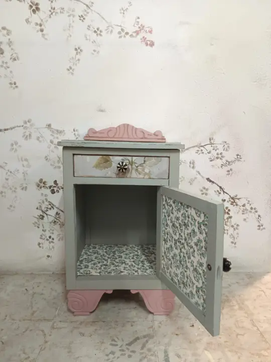 Mesita de noche "Romántica" decorada por CC Creando - Alumna del Taller de decoración de muebles antiguos Alicia Designart Madrid. Muebles de colores, productos y cursos de decoración.