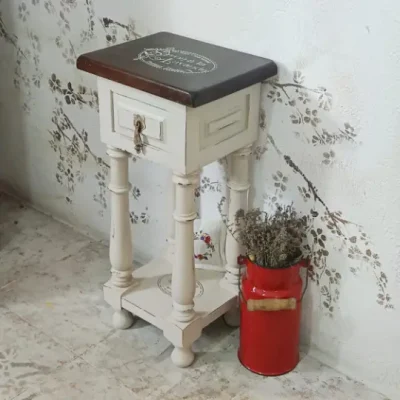 Mesita auxiliar "Eulalie" decorada por Lirio y Madera - Alumna del Taller de decoración de muebles antiguos Alicia Designart Madrid. Muebles de colores, productos y cursos de decoración.