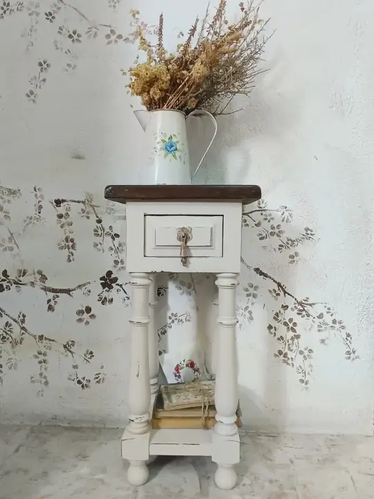 Mesita auxiliar "Eulalie" decorada por Lirio y Madera - Alumna del Taller de decoración de muebles antiguos Alicia Designart Madrid. Muebles de colores, productos y cursos de decoración.