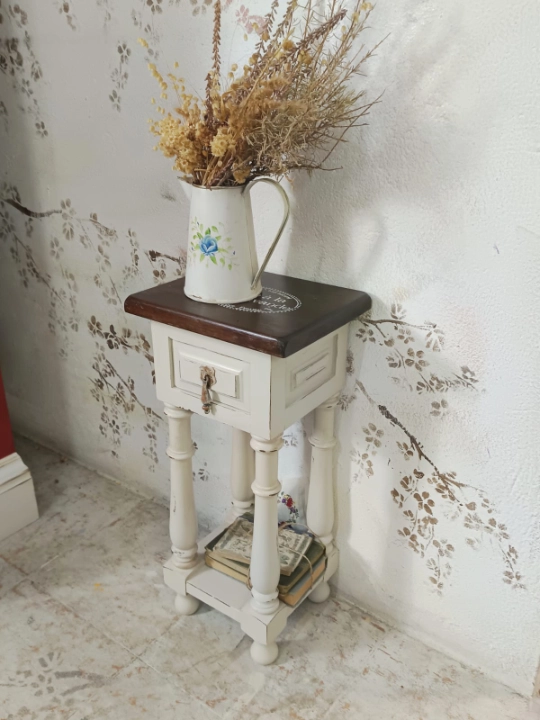 Mesita auxiliar "Eulalie" decorada por Lirio y Madera - Alumna del Taller de decoración de muebles antiguos Alicia Designart Madrid. Muebles de colores, productos y cursos de decoración.
