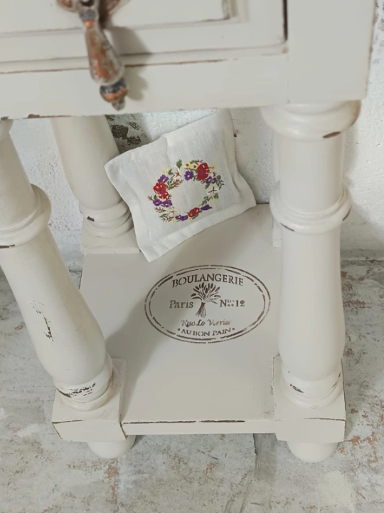 Mesita auxiliar "Eulalie" decorada por Lirio y Madera - Alumna del Taller de decoración de muebles antiguos Alicia Designart Madrid. Muebles de colores, productos y cursos de decoración.