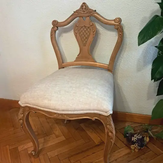 Silla descalzadora Alma decorada por La Tienda de Mayrit, alumna del Taller de decoración de muebles antiguos Alicia Designart Madrid. Muebles de colores, productos y cursos de decoración.